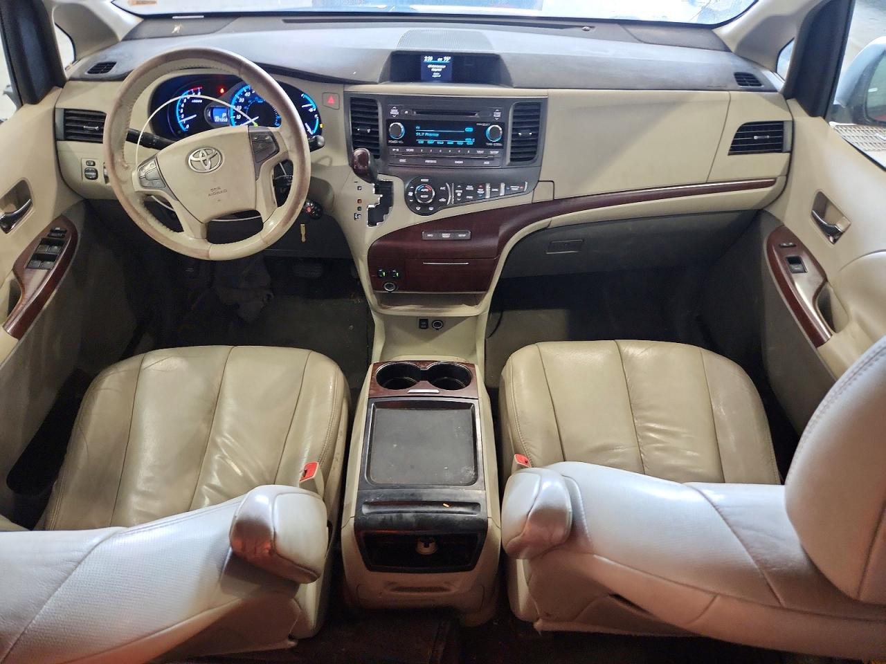 2011 TOYOTA SIENNA