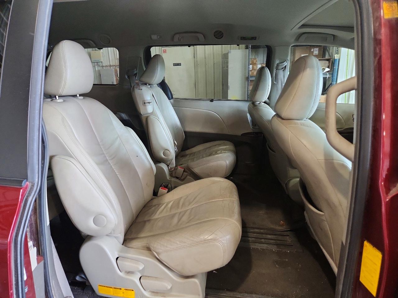 2011 TOYOTA SIENNA