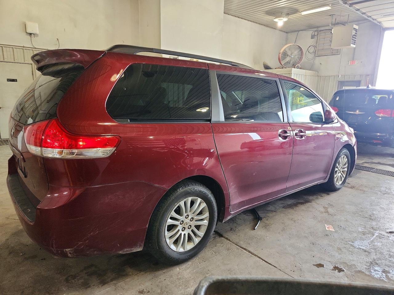 2011 TOYOTA SIENNA