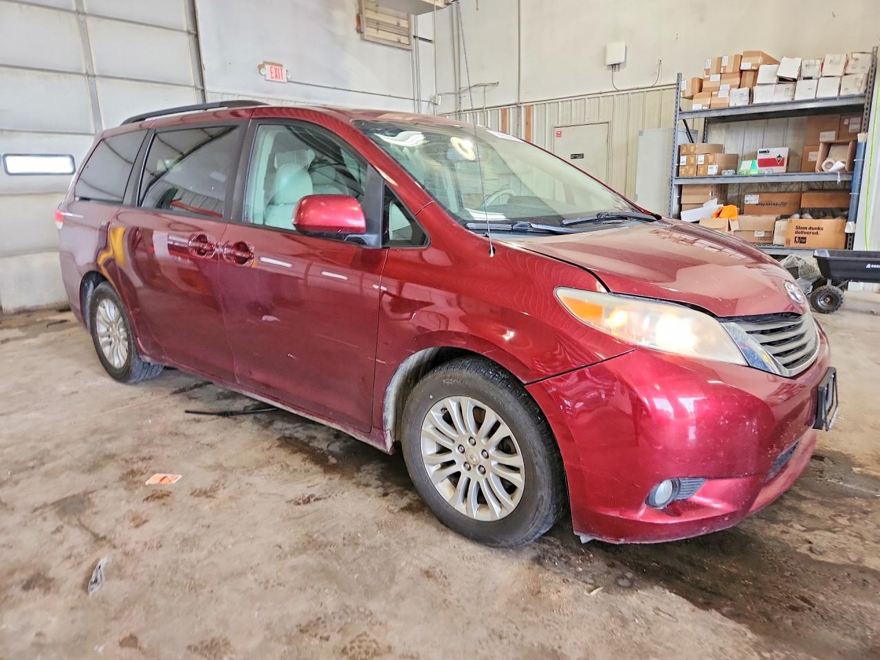 2011 TOYOTA SIENNA
