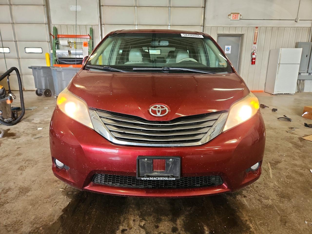 2011 TOYOTA SIENNA