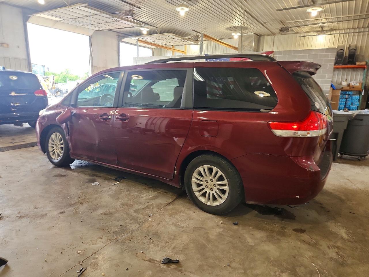 2011 TOYOTA SIENNA
