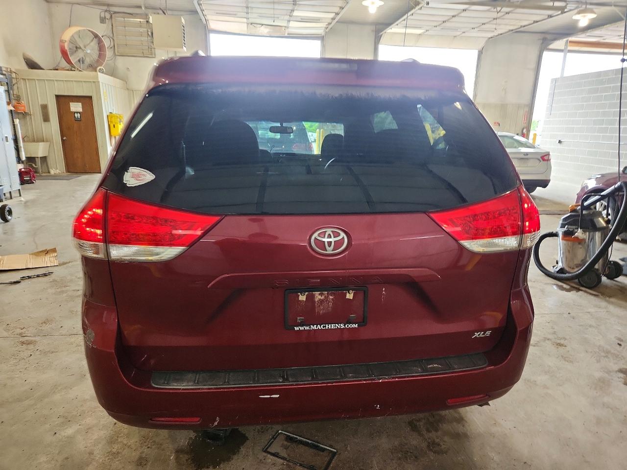 2011 TOYOTA SIENNA