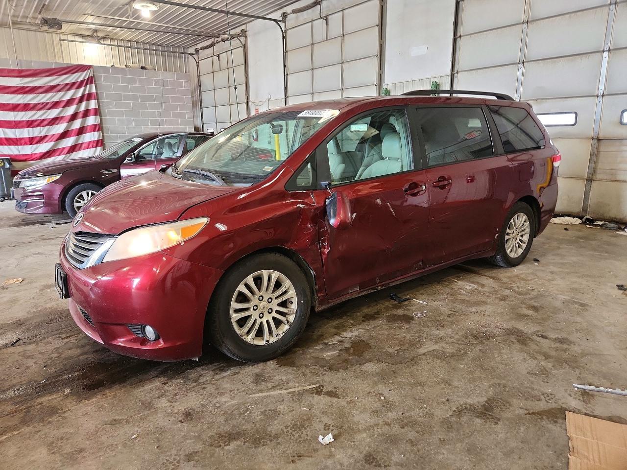 2011 TOYOTA SIENNA