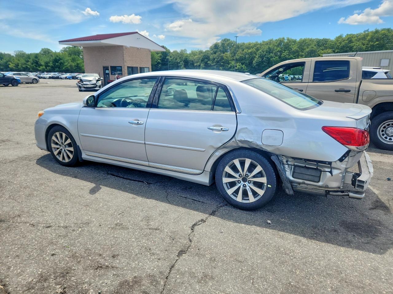 2012 TOYOTA AVALON