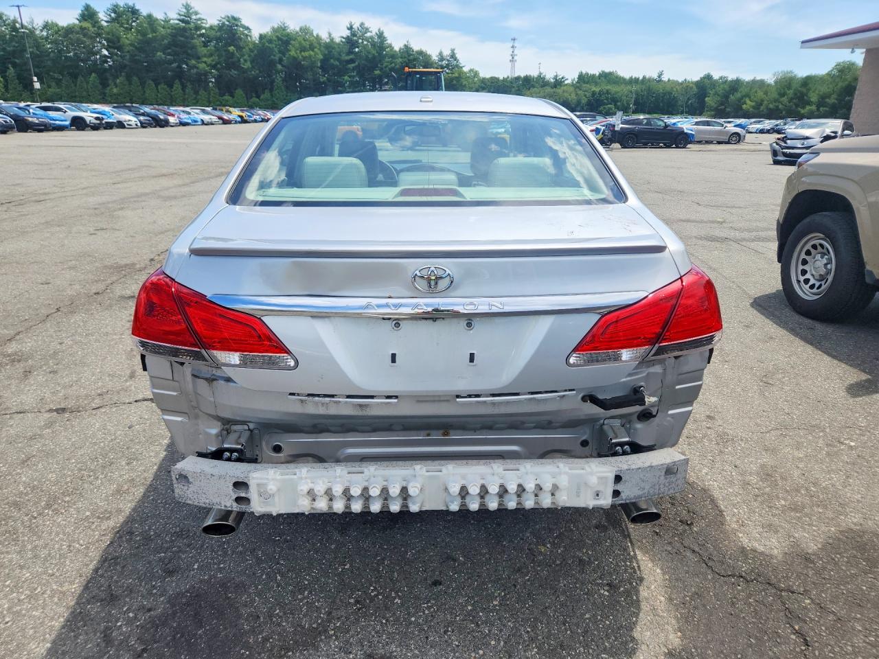 2012 TOYOTA AVALON