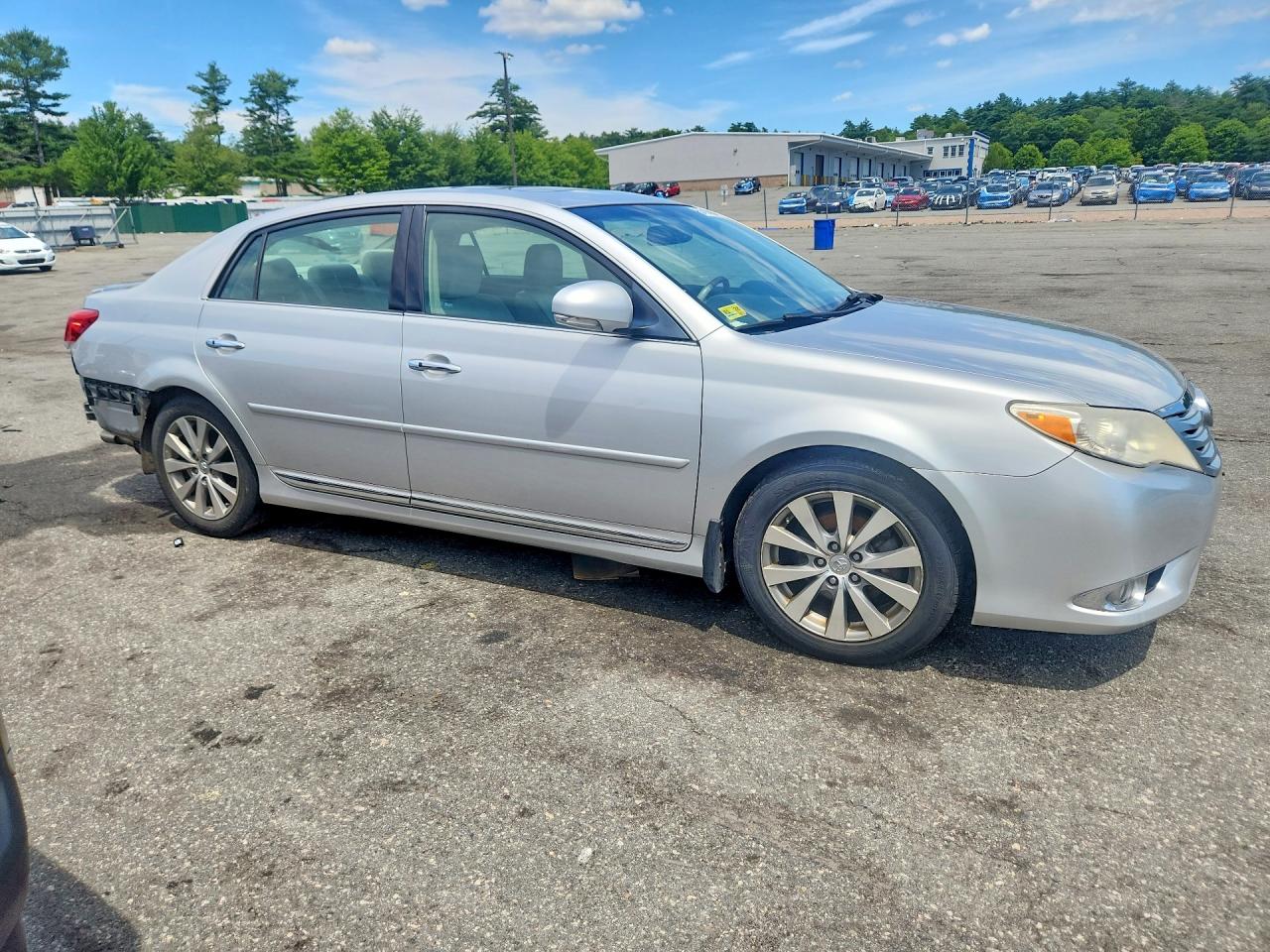 2012 TOYOTA AVALON