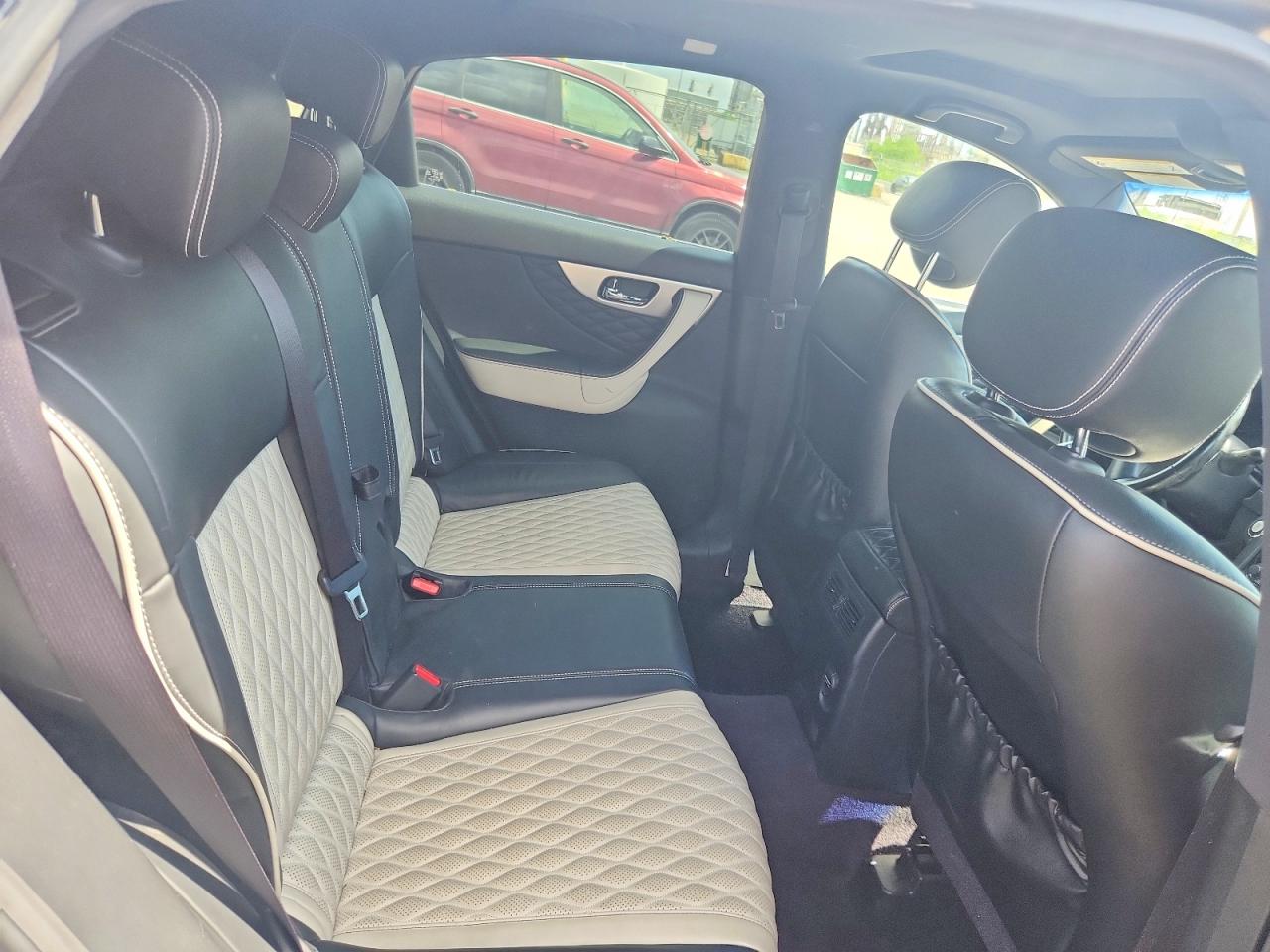 2017 INFINITI QX70