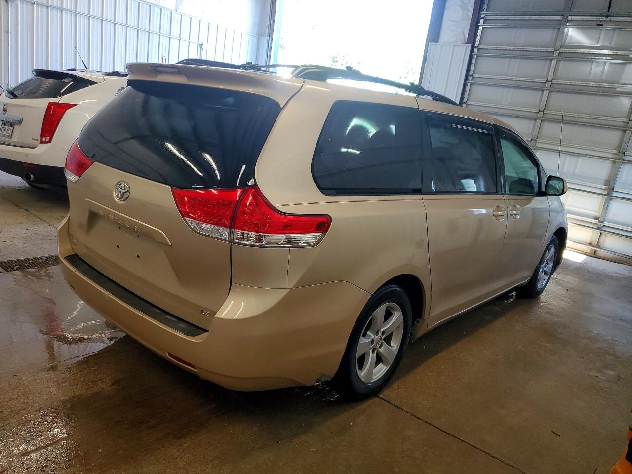 2011 TOYOTA SIENNA
