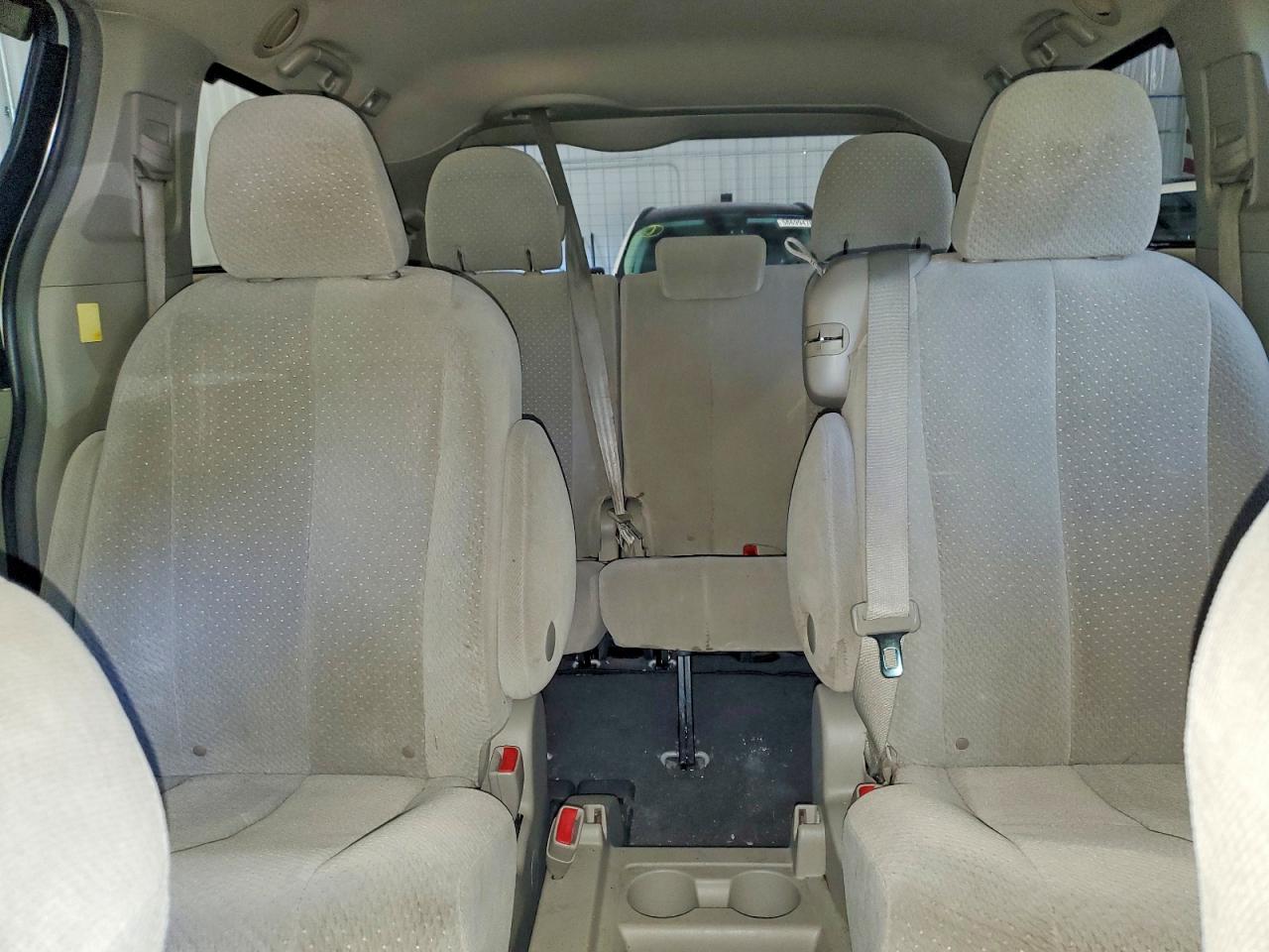 2011 TOYOTA SIENNA