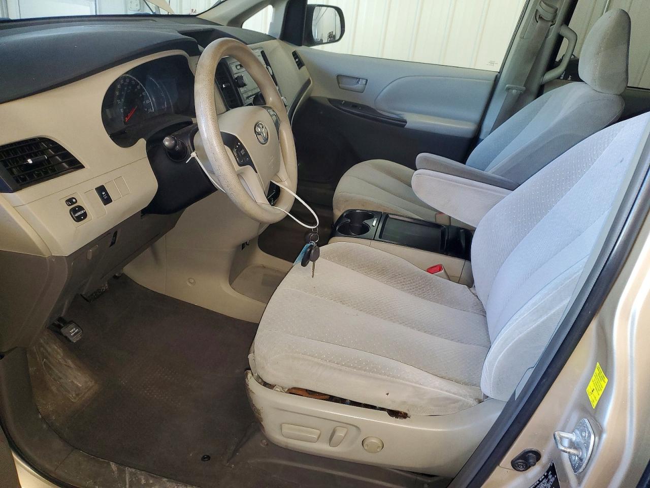 2011 TOYOTA SIENNA