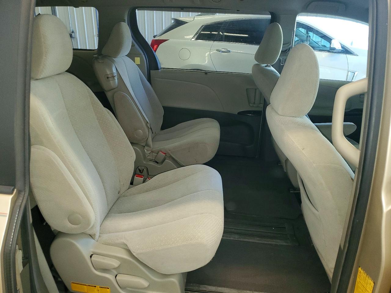 2011 TOYOTA SIENNA
