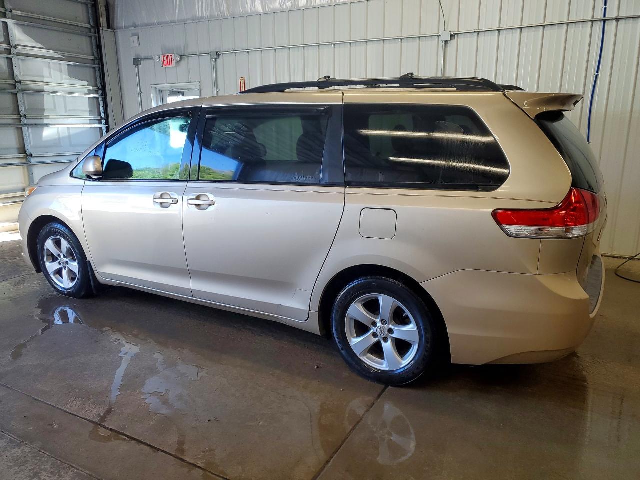 2011 TOYOTA SIENNA