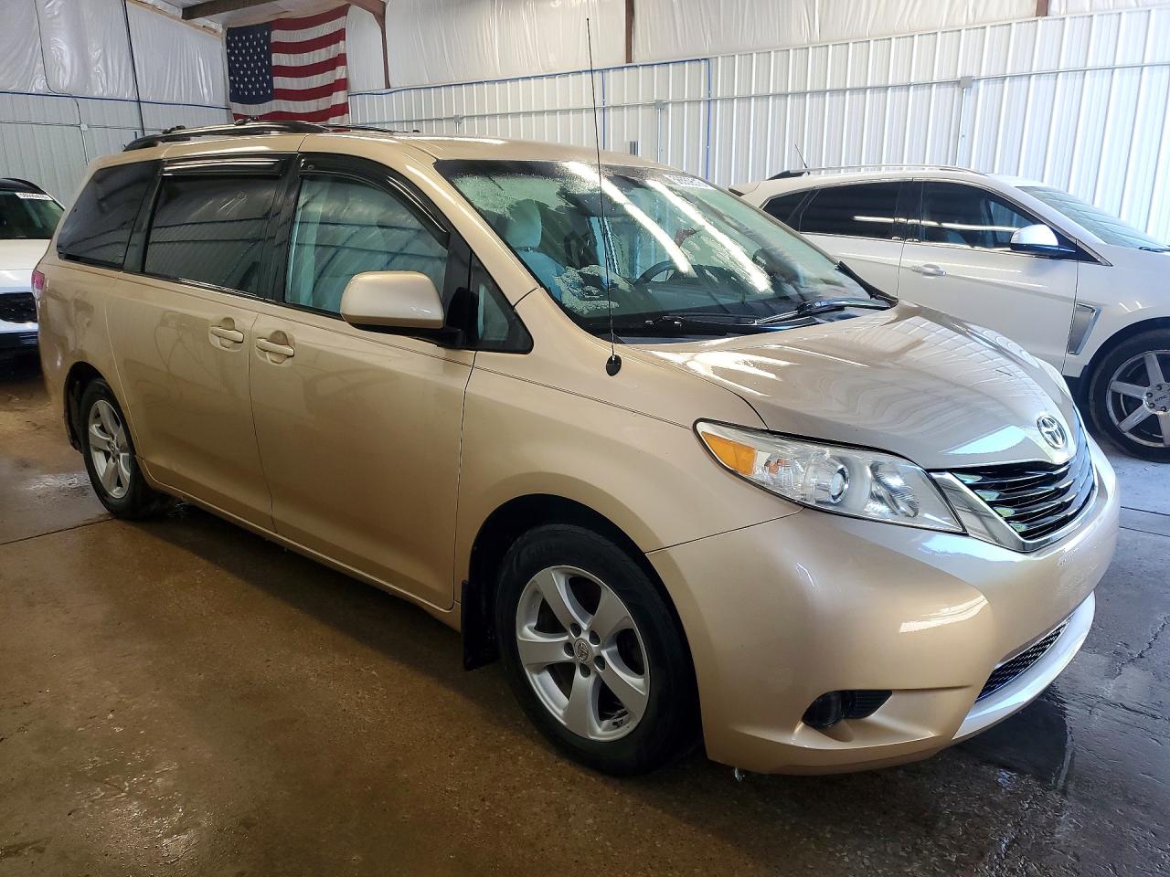 2011 TOYOTA SIENNA
