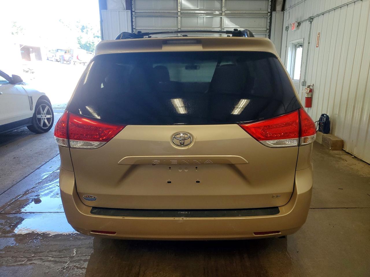 2011 TOYOTA SIENNA