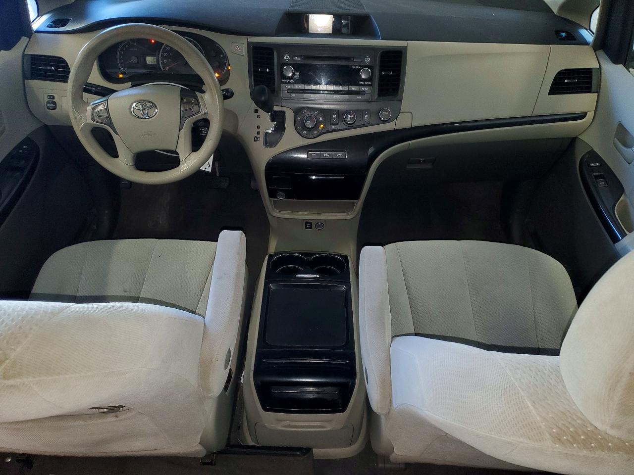 2011 TOYOTA SIENNA