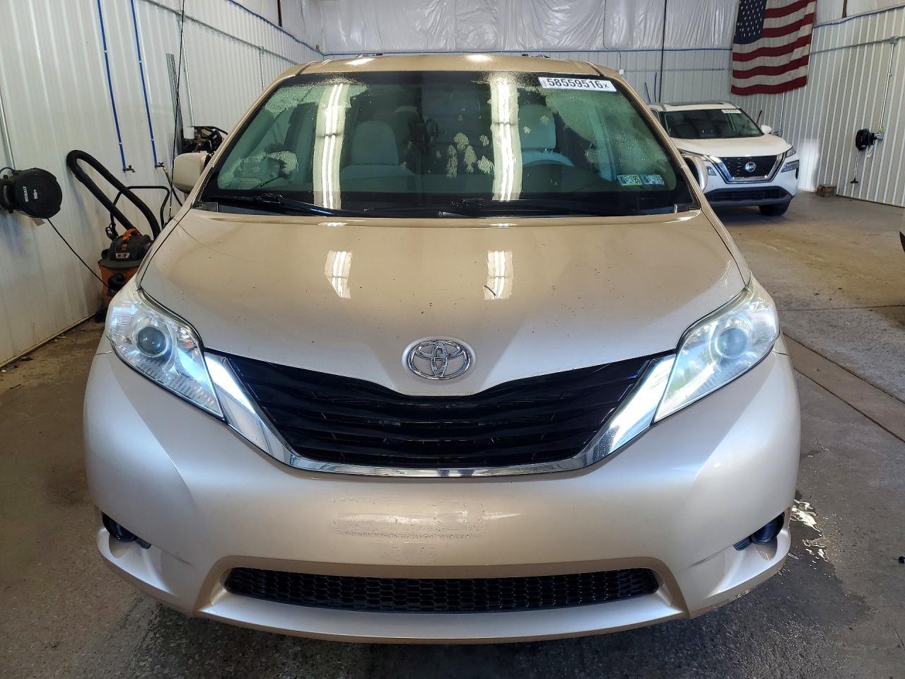 2011 TOYOTA SIENNA