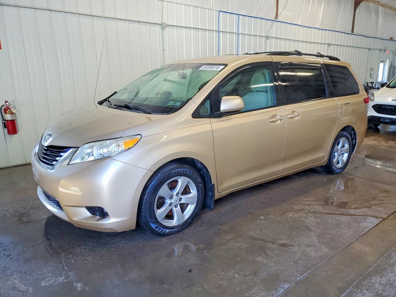 2011 TOYOTA SIENNA