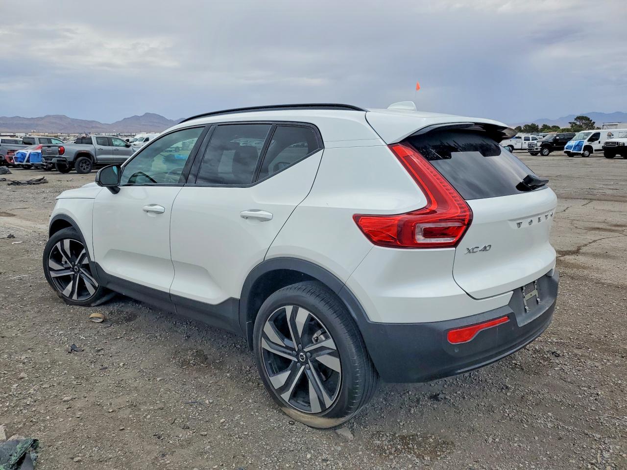 2024 VOLVO XC40