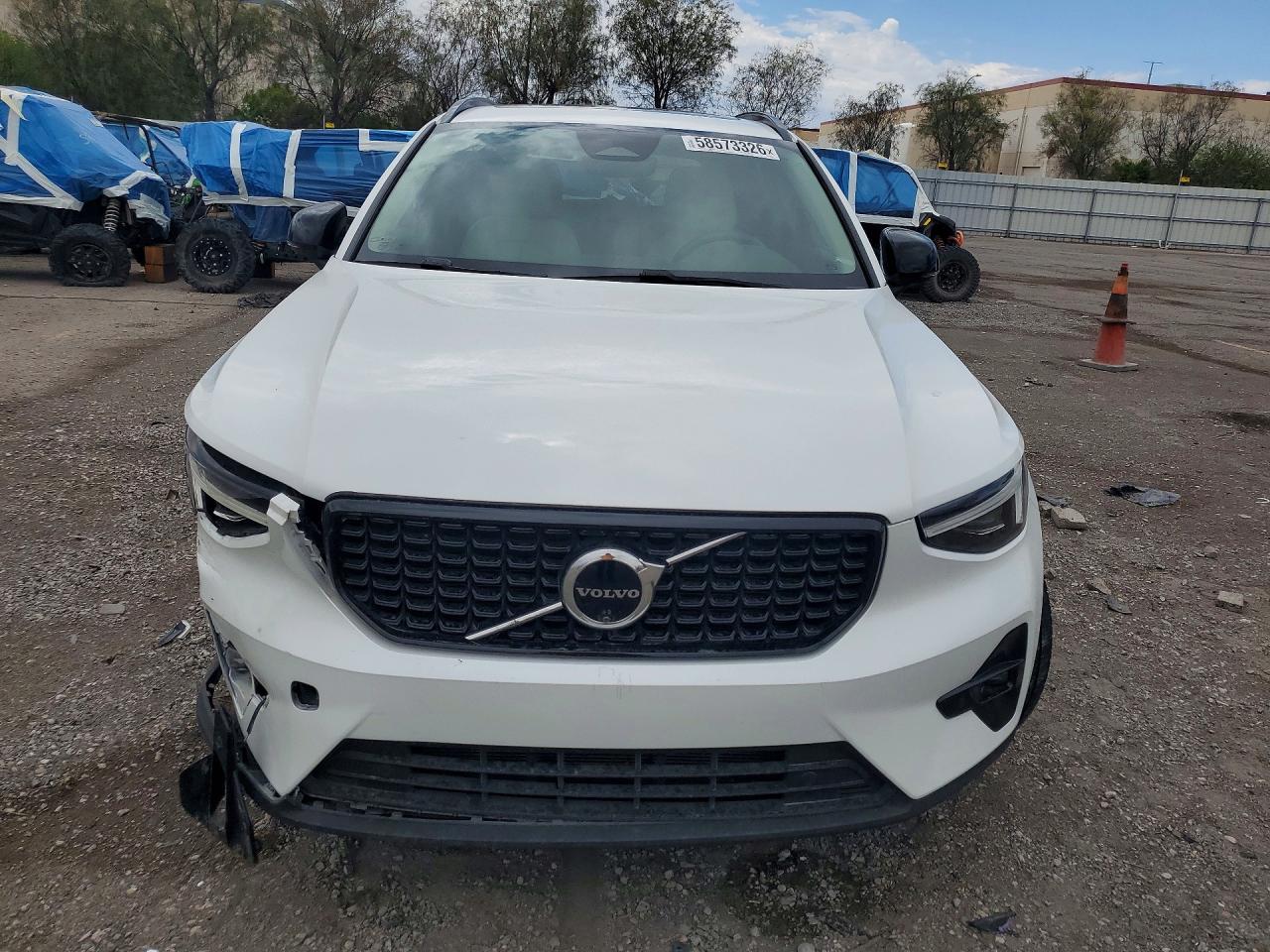 2024 VOLVO XC40