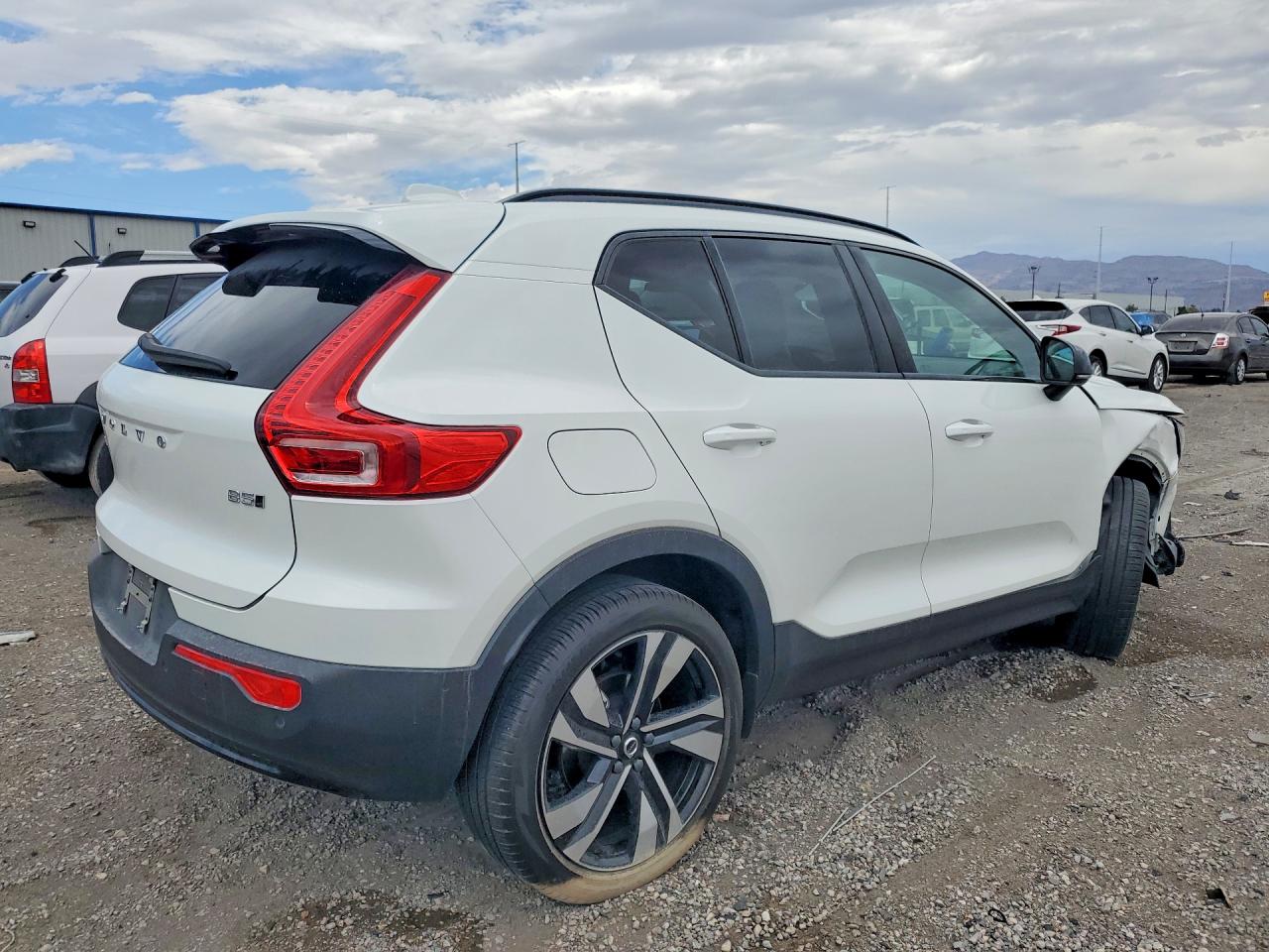 2024 VOLVO XC40