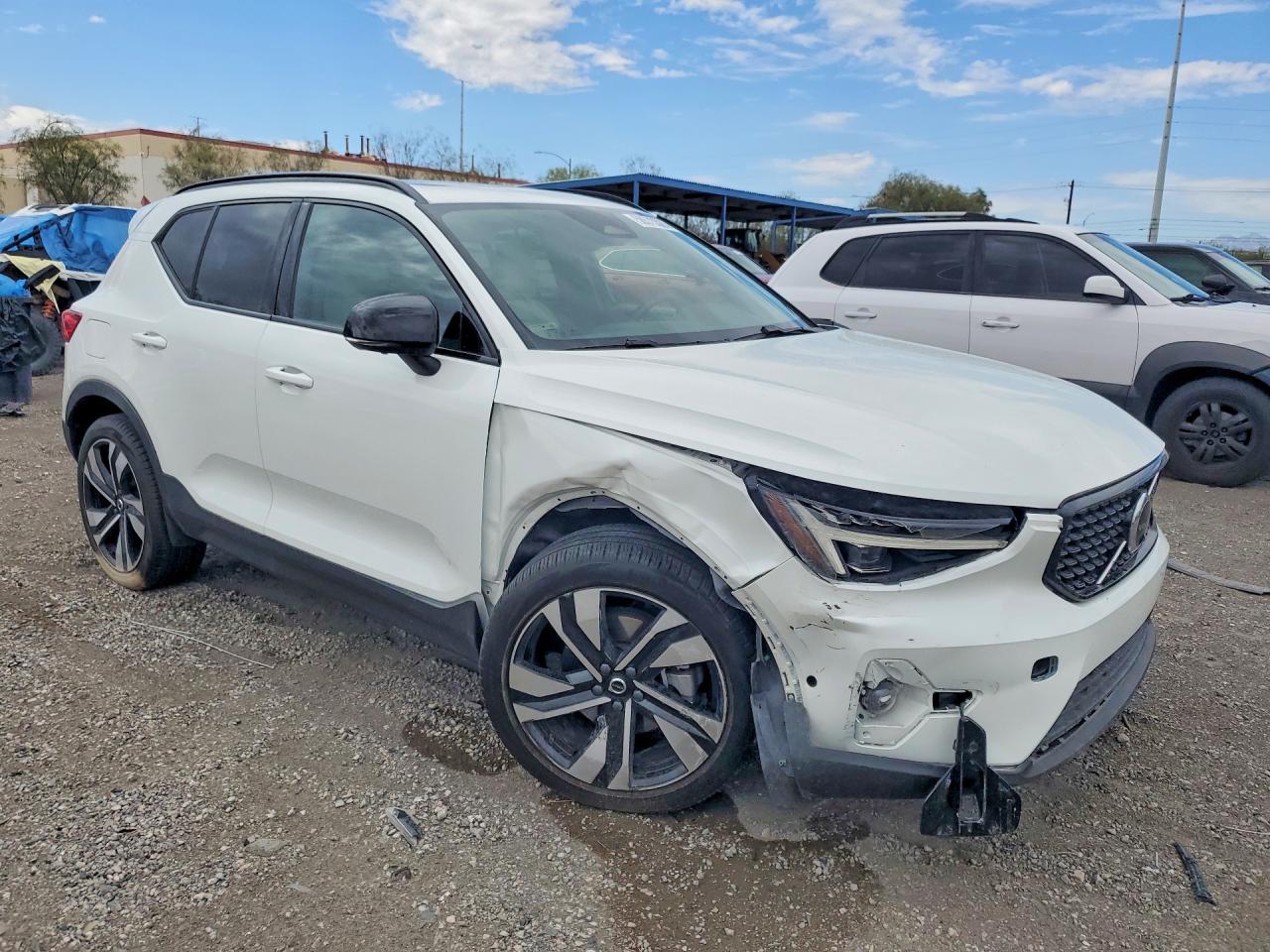 2024 VOLVO XC40