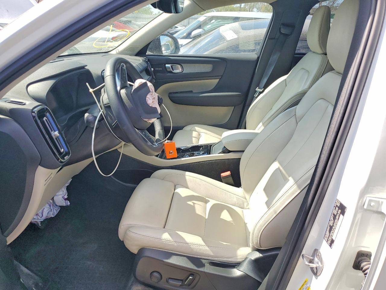 2024 VOLVO XC40