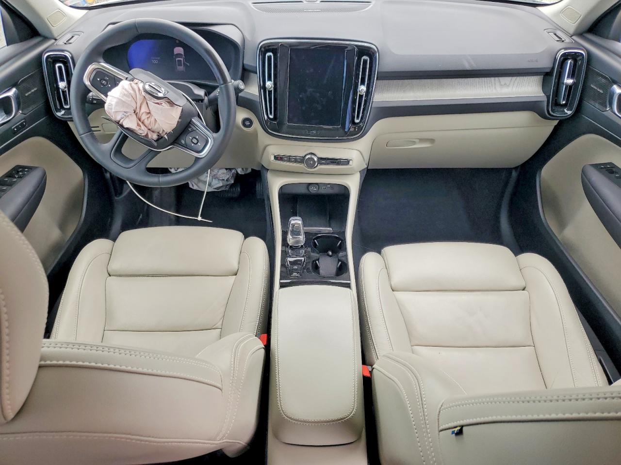 2024 VOLVO XC40
