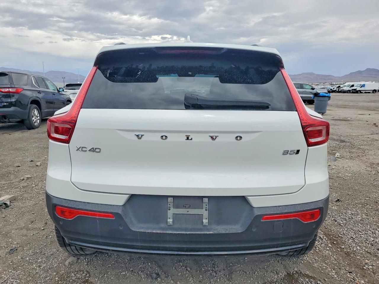 2024 VOLVO XC40