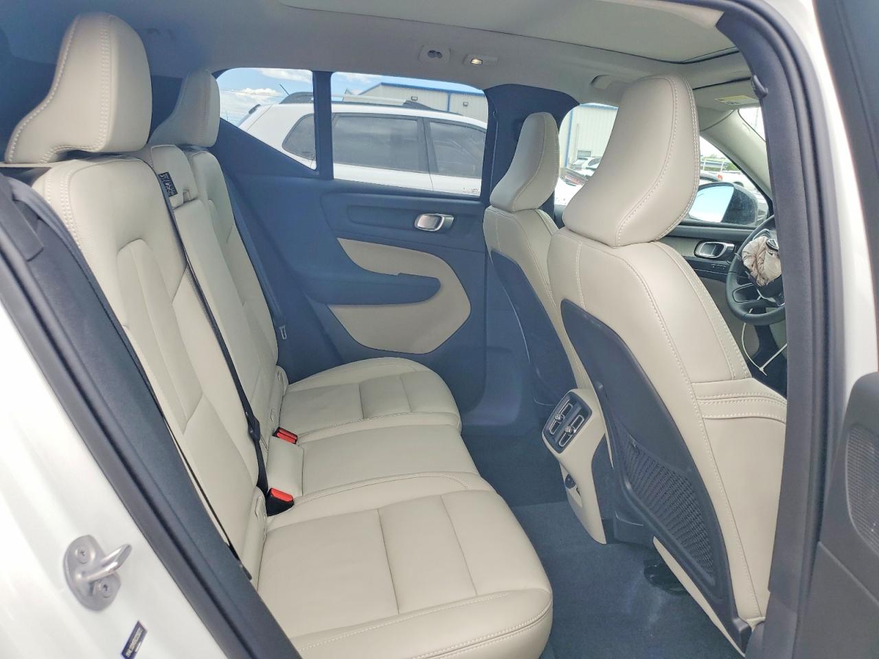 2024 VOLVO XC40