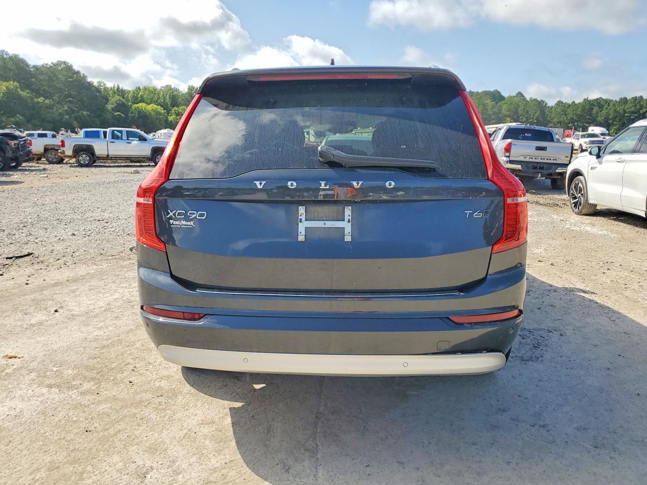 2022 VOLVO XC90