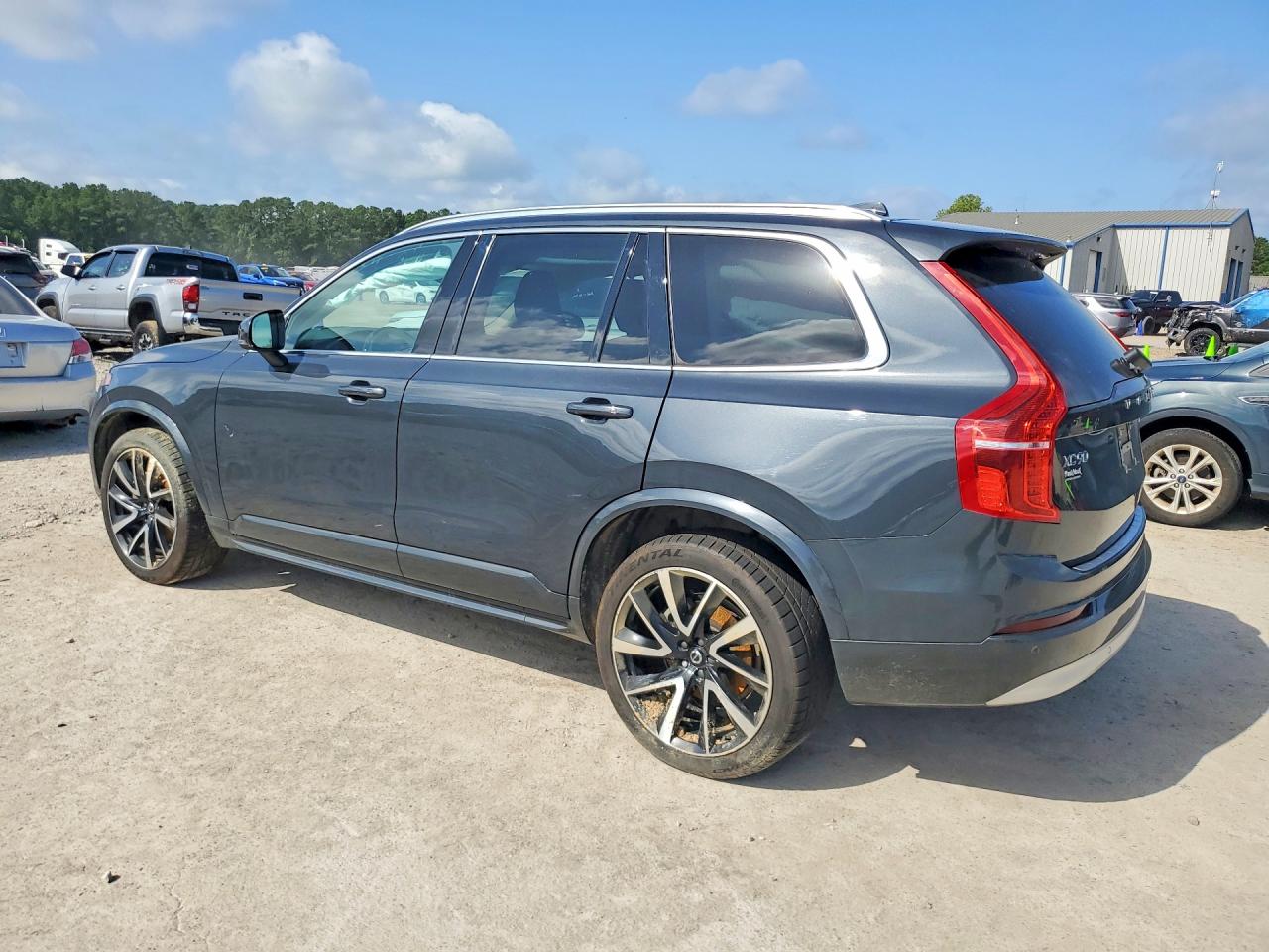 2022 VOLVO XC90