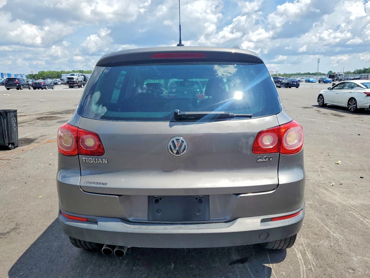 2011 VOLKSWAGEN TIGUAN