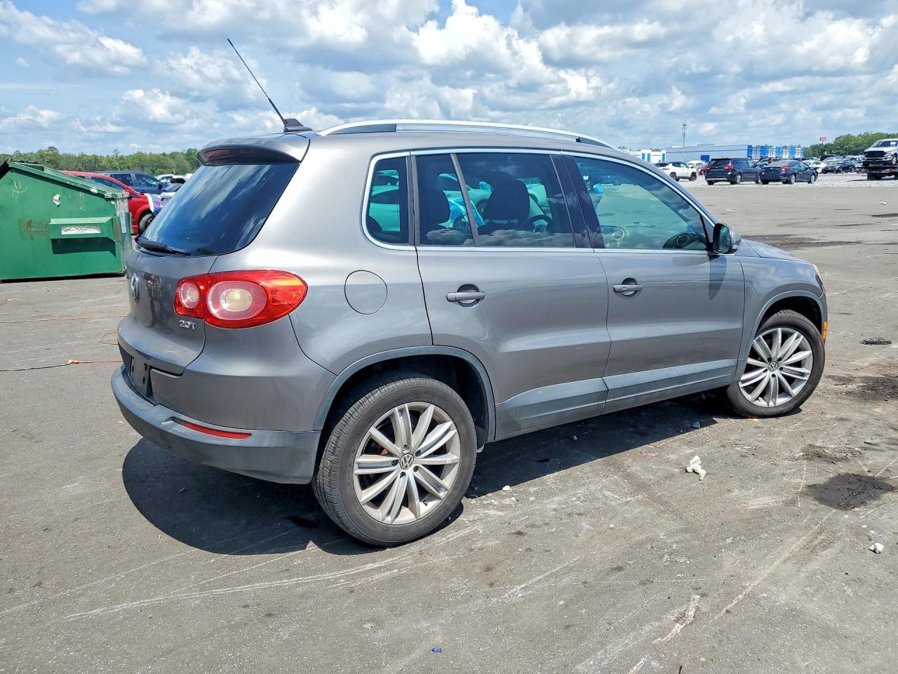2011 VOLKSWAGEN TIGUAN