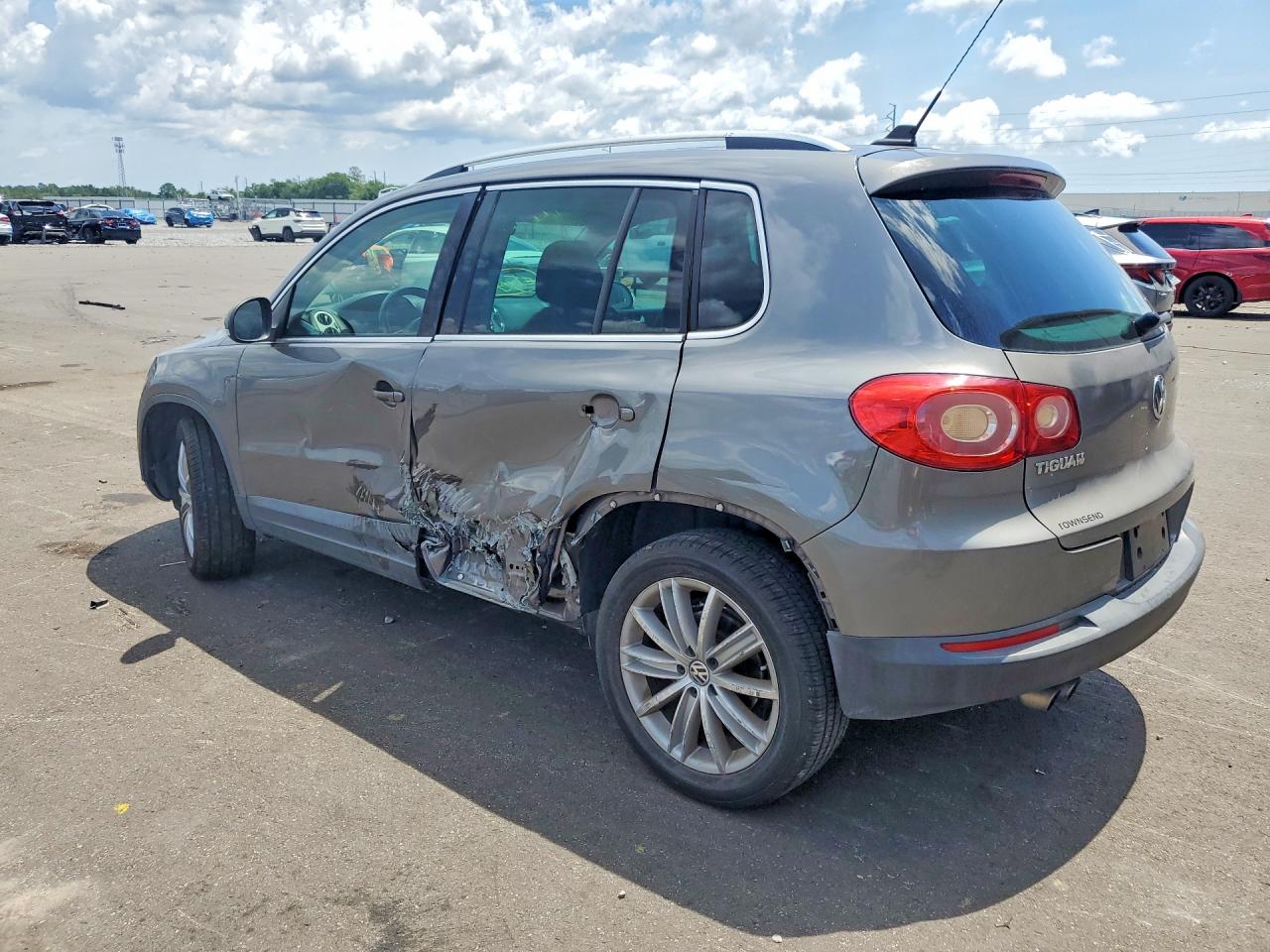 2011 VOLKSWAGEN TIGUAN