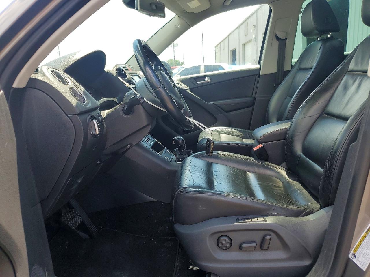 2011 VOLKSWAGEN TIGUAN