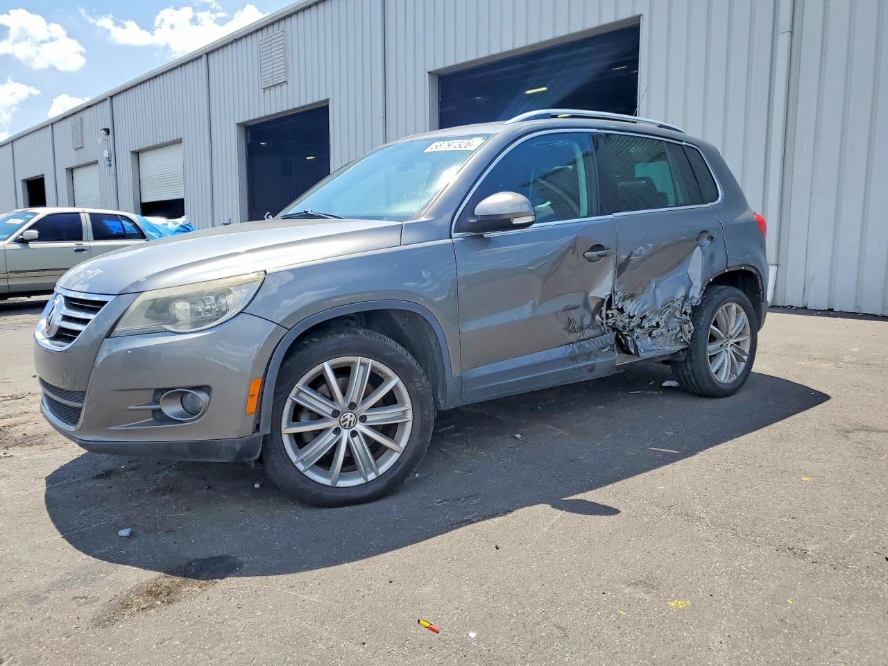 2011 VOLKSWAGEN TIGUAN