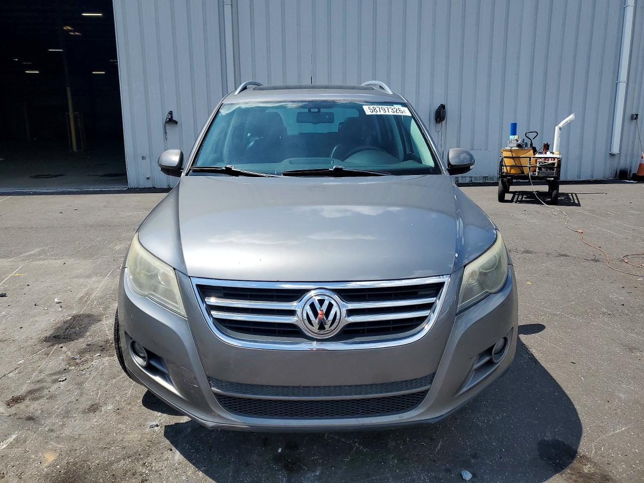 2011 VOLKSWAGEN TIGUAN