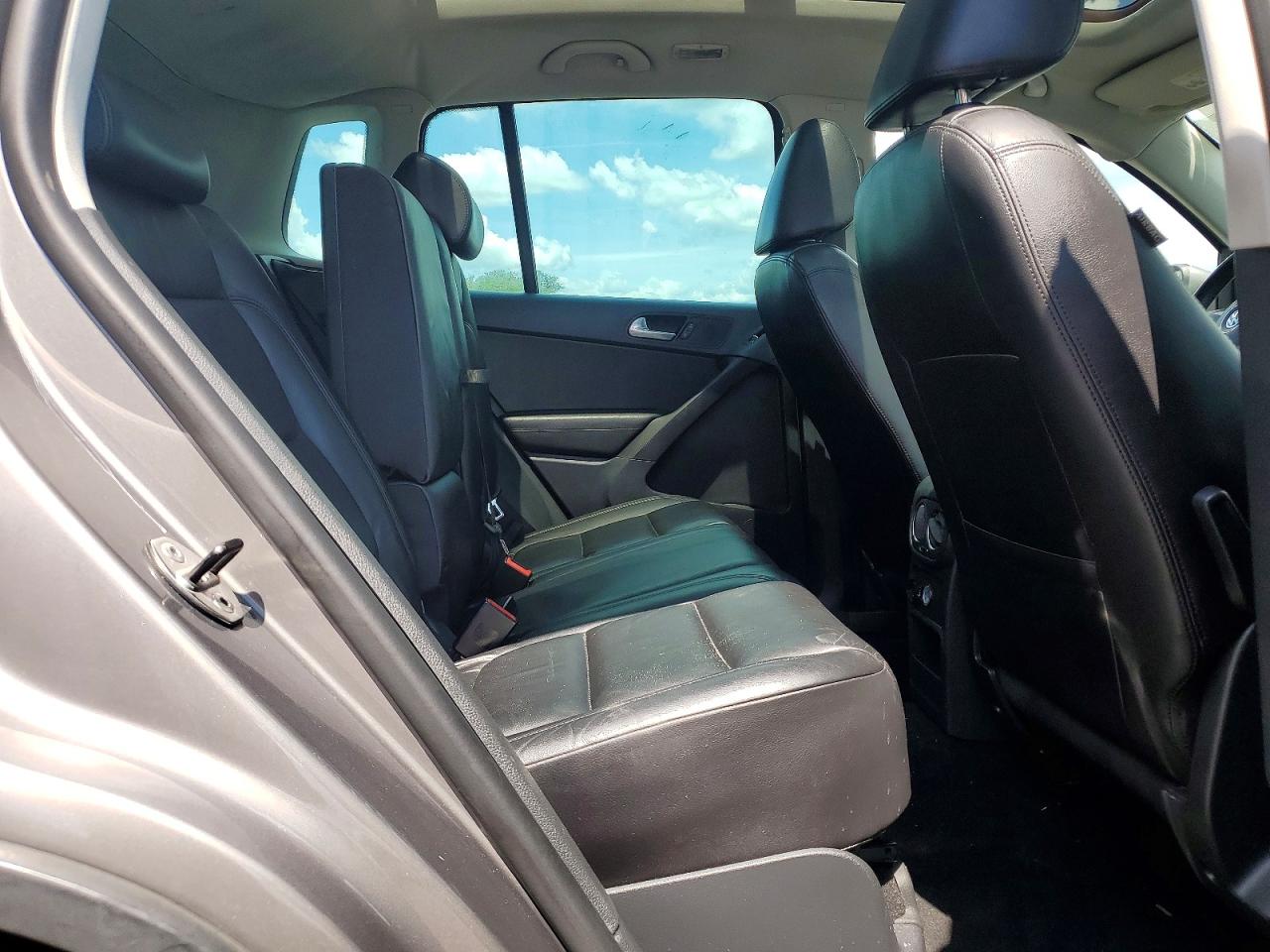 2011 VOLKSWAGEN TIGUAN