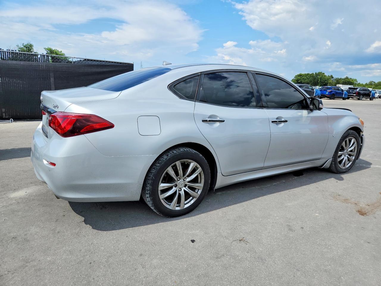 2015 INFINITI Q70