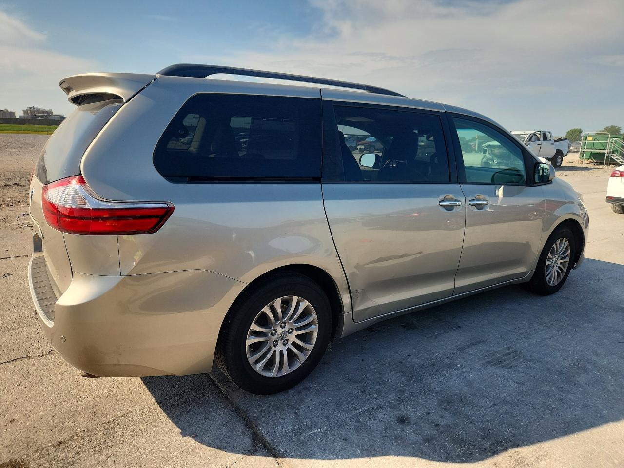 2015 TOYOTA SIENNA