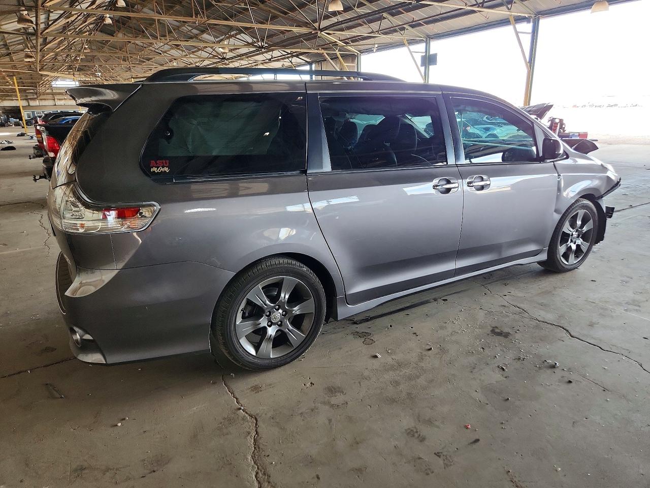 2016 TOYOTA SIENNA