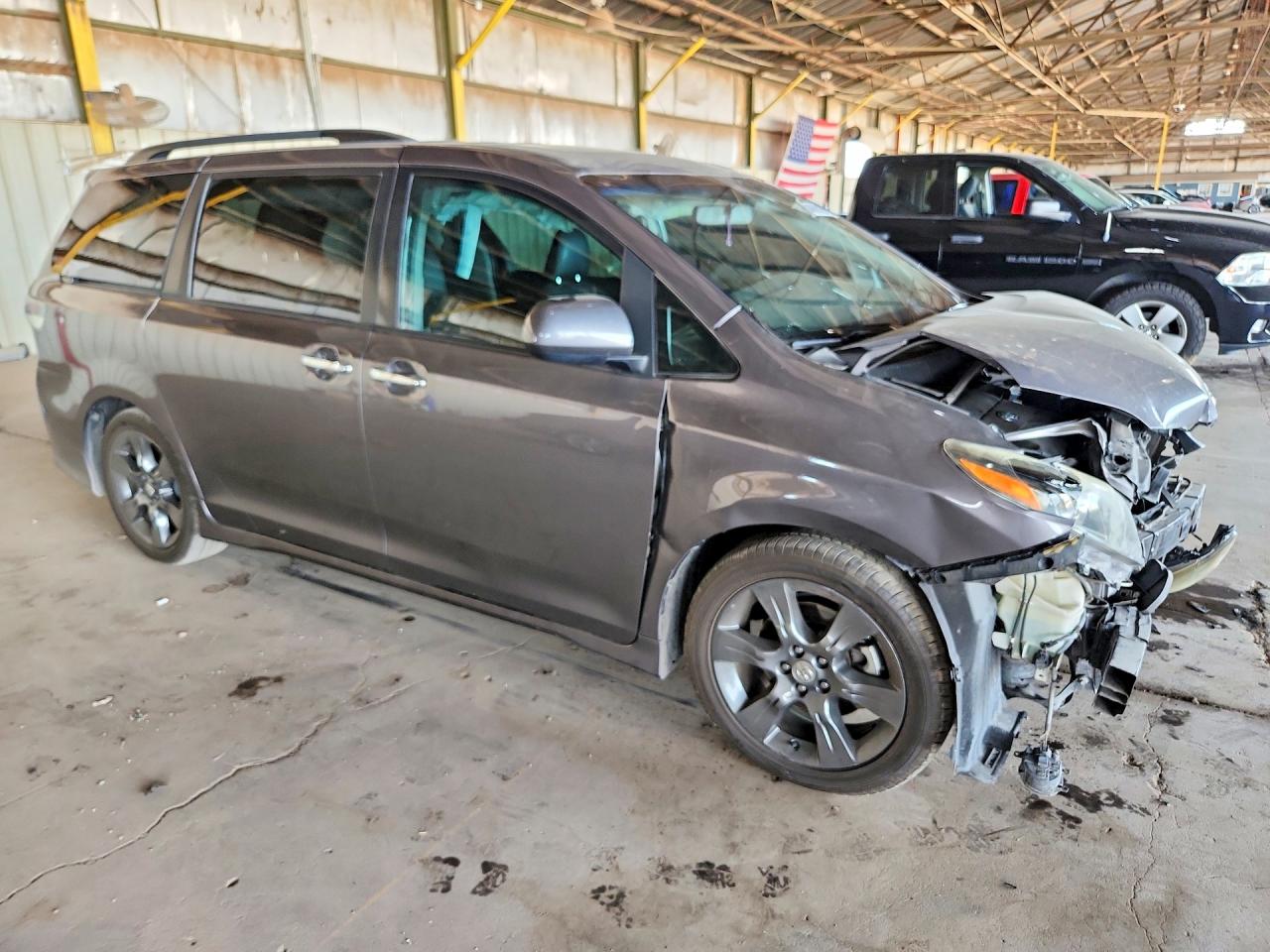 2016 TOYOTA SIENNA