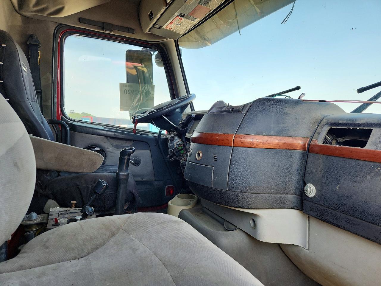 2005 VOLVO VN