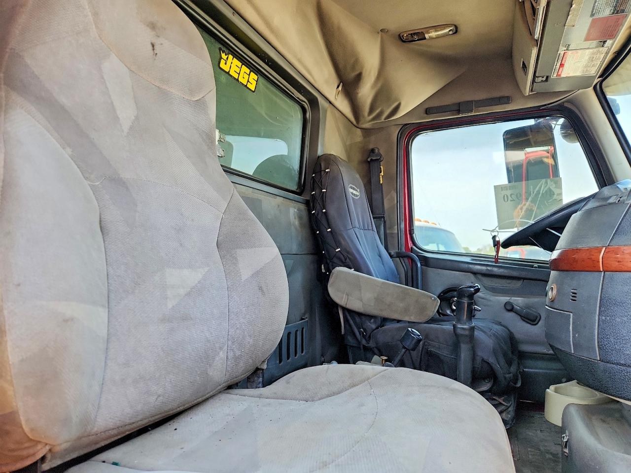 2005 VOLVO VN