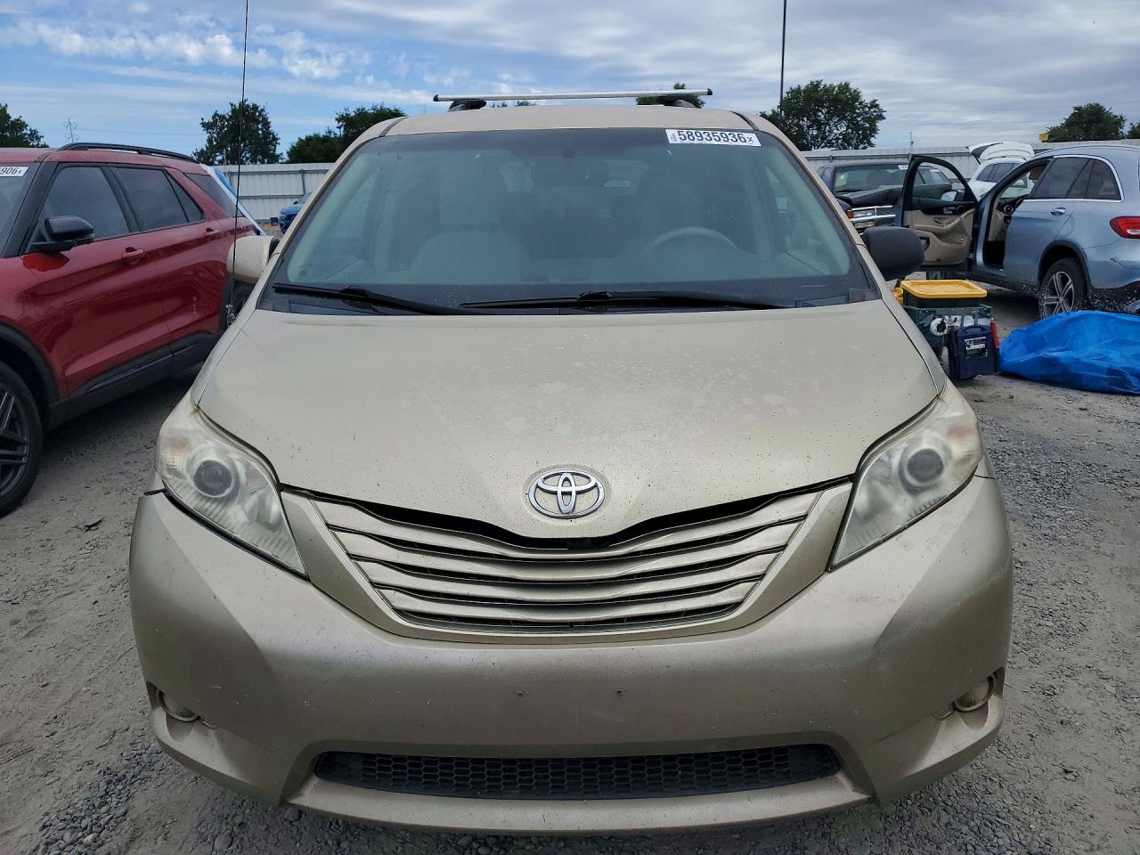 2011 TOYOTA SIENNA