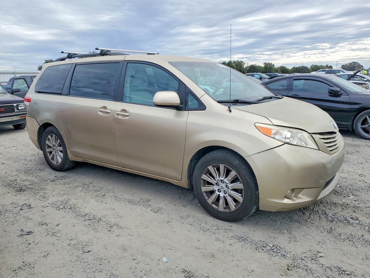 2011 TOYOTA SIENNA