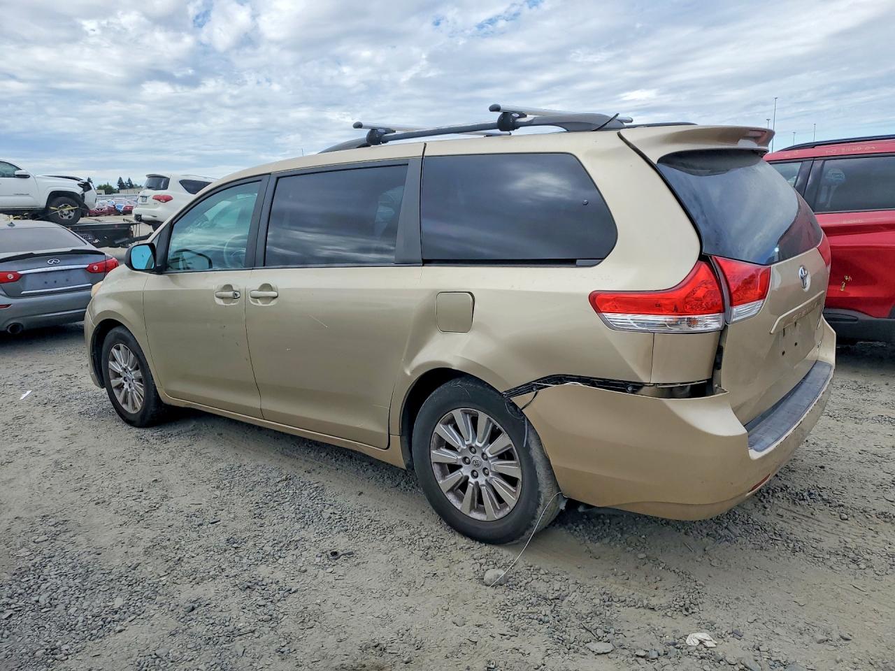 2011 TOYOTA SIENNA