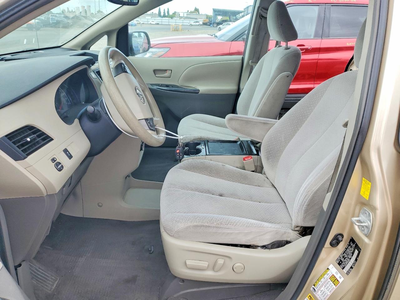 2011 TOYOTA SIENNA