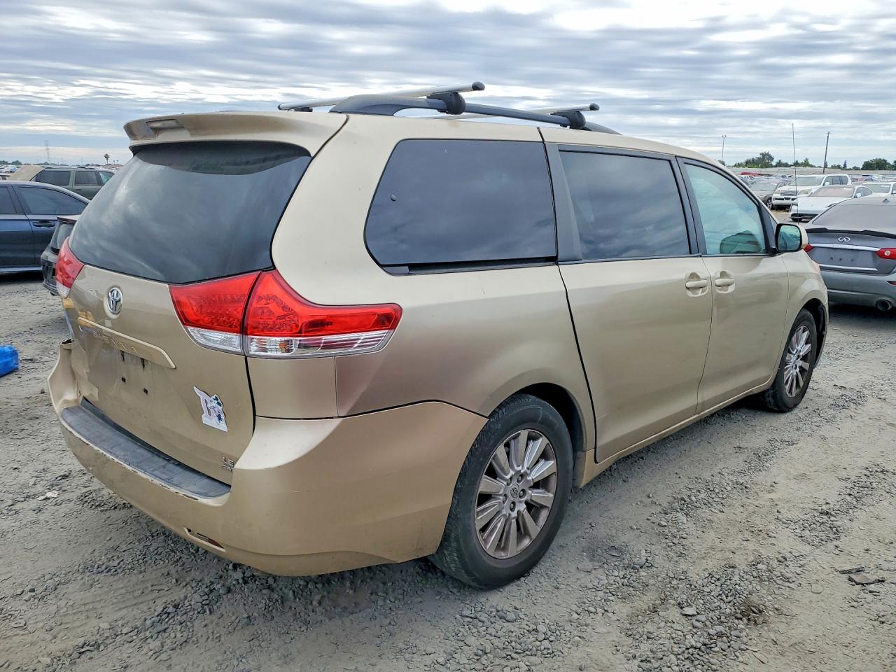 2011 TOYOTA SIENNA